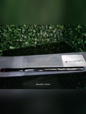 Illamasqua Small Eyeshadow Brush Dermocura Synthetic NWT